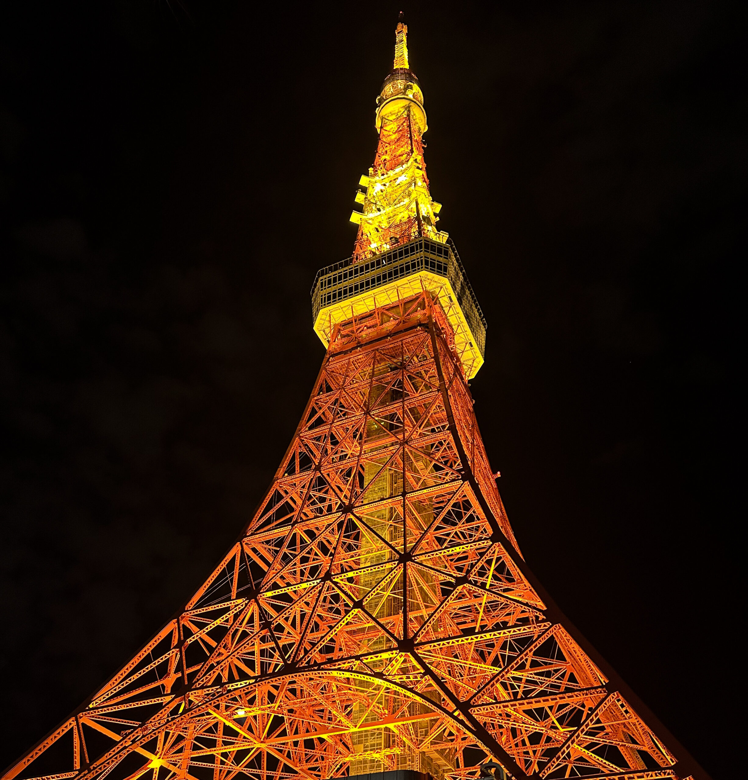 torre de tokio iluminada de noche