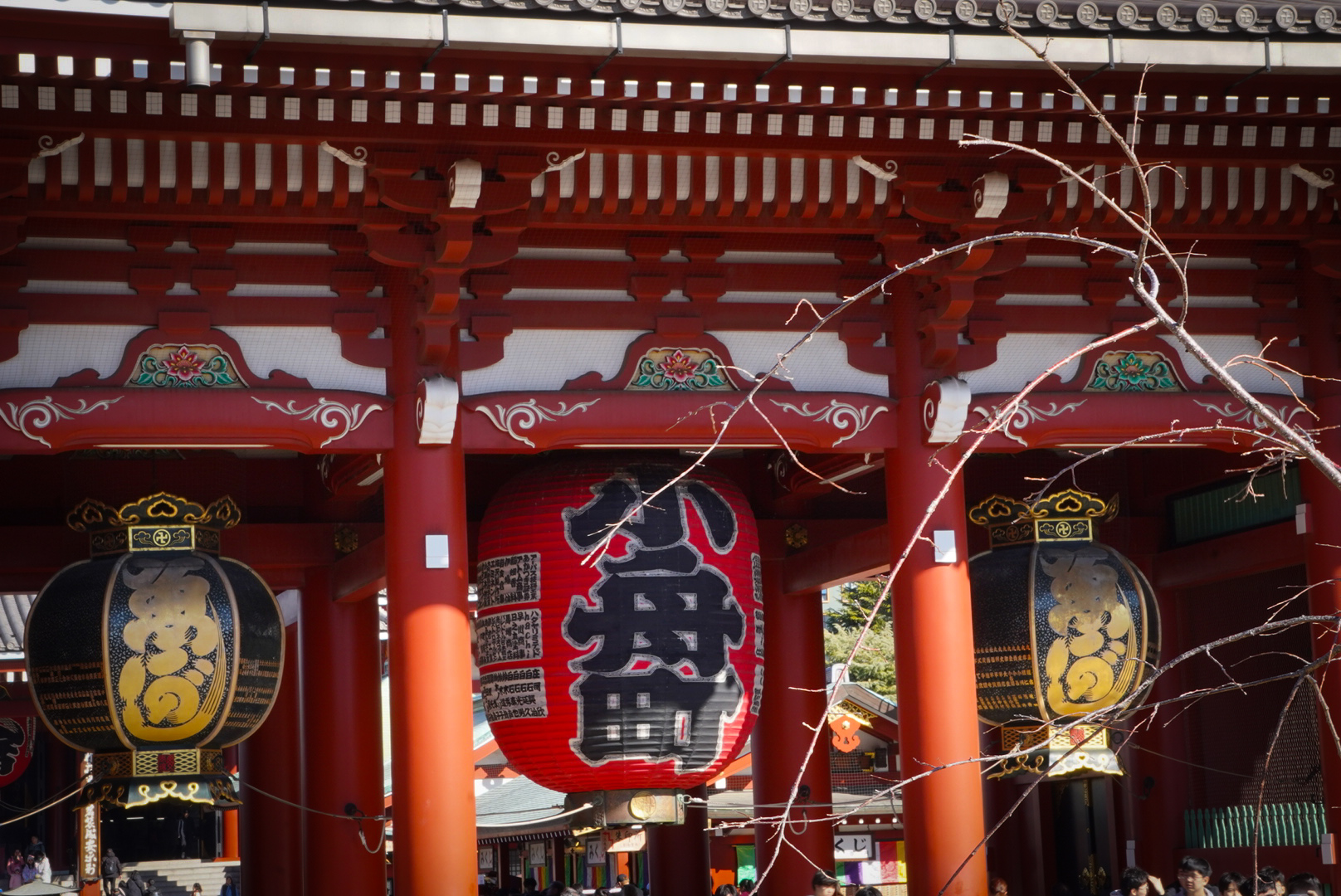 Puerta de entrada a templo de sensoji con lampara tradicional japonesa roja gigante