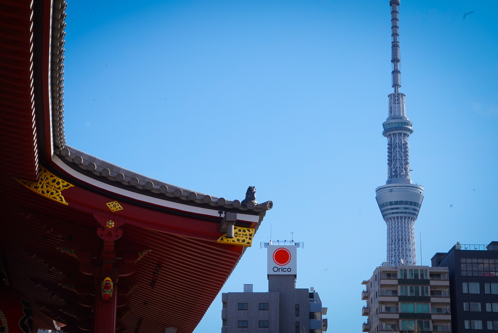 Vistas del sky tree, el templo de sensoji y un cielo despejado