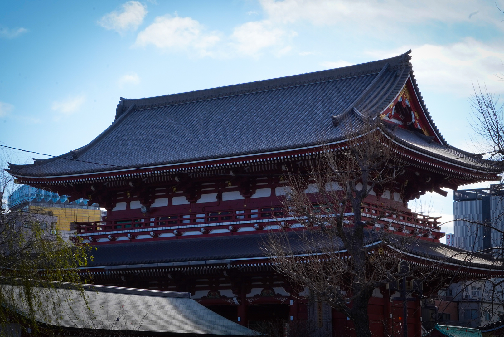 Gigantesca puerta tradicional japonesa en color rojo y blanco para entrar a templo de senso ji