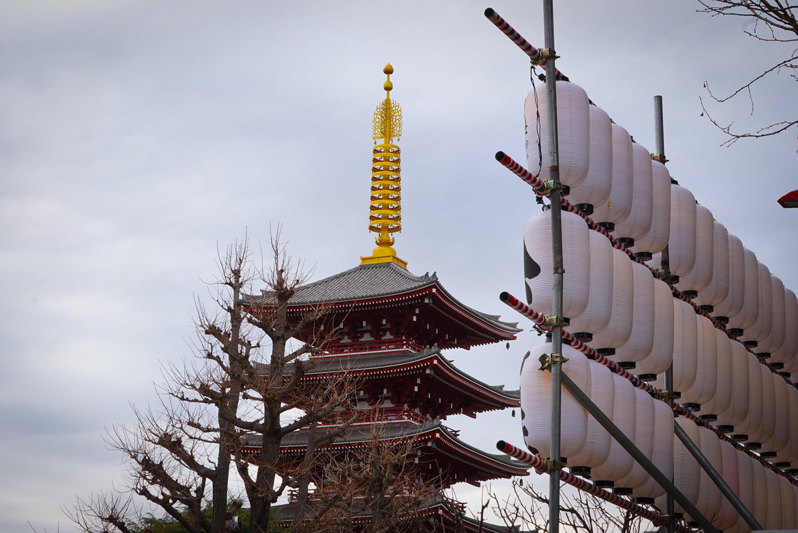Pagoda de cinco niveles junto a lamparas tradicionales japonesas