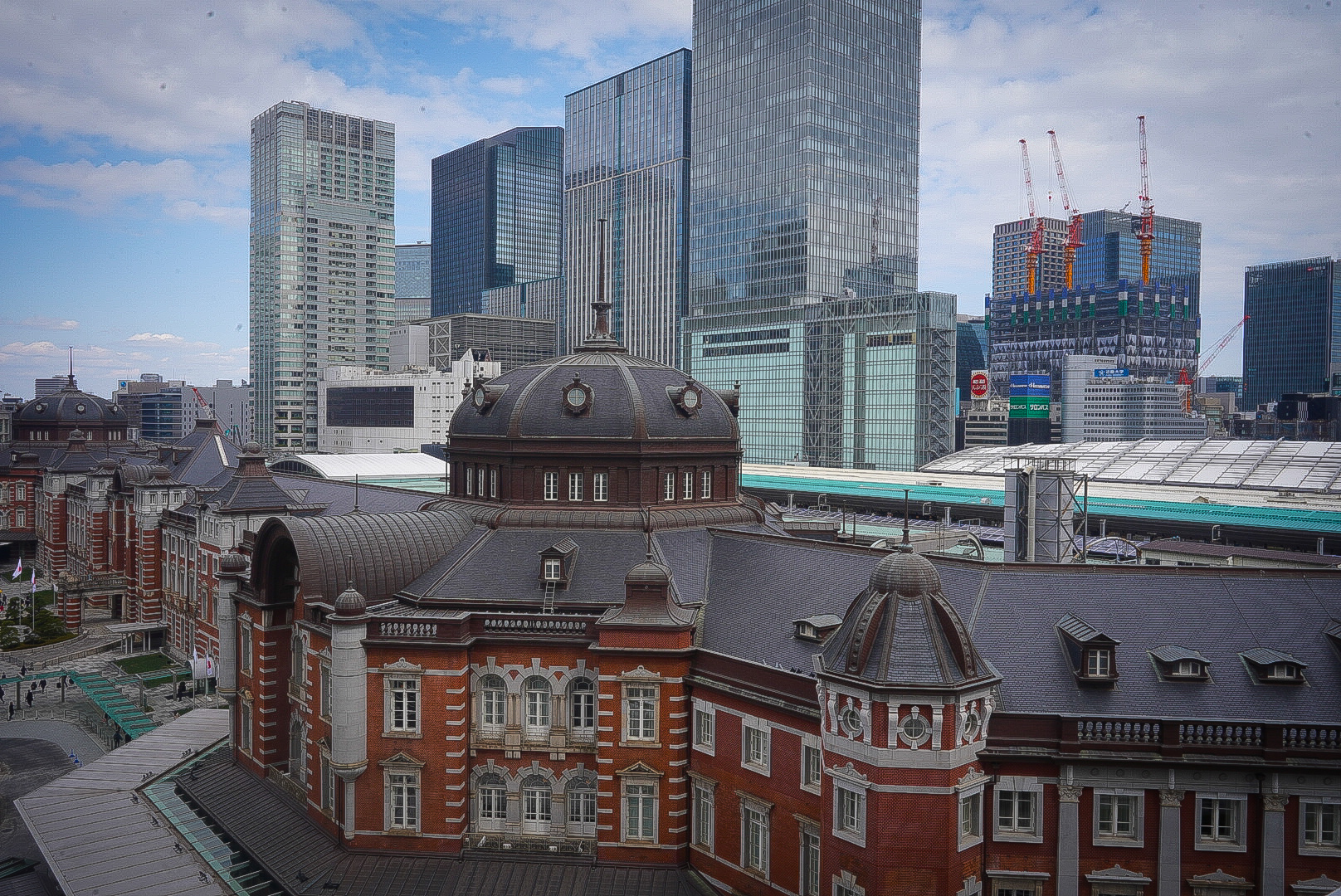 estacion central de tokio con edificios modernos de fondo
