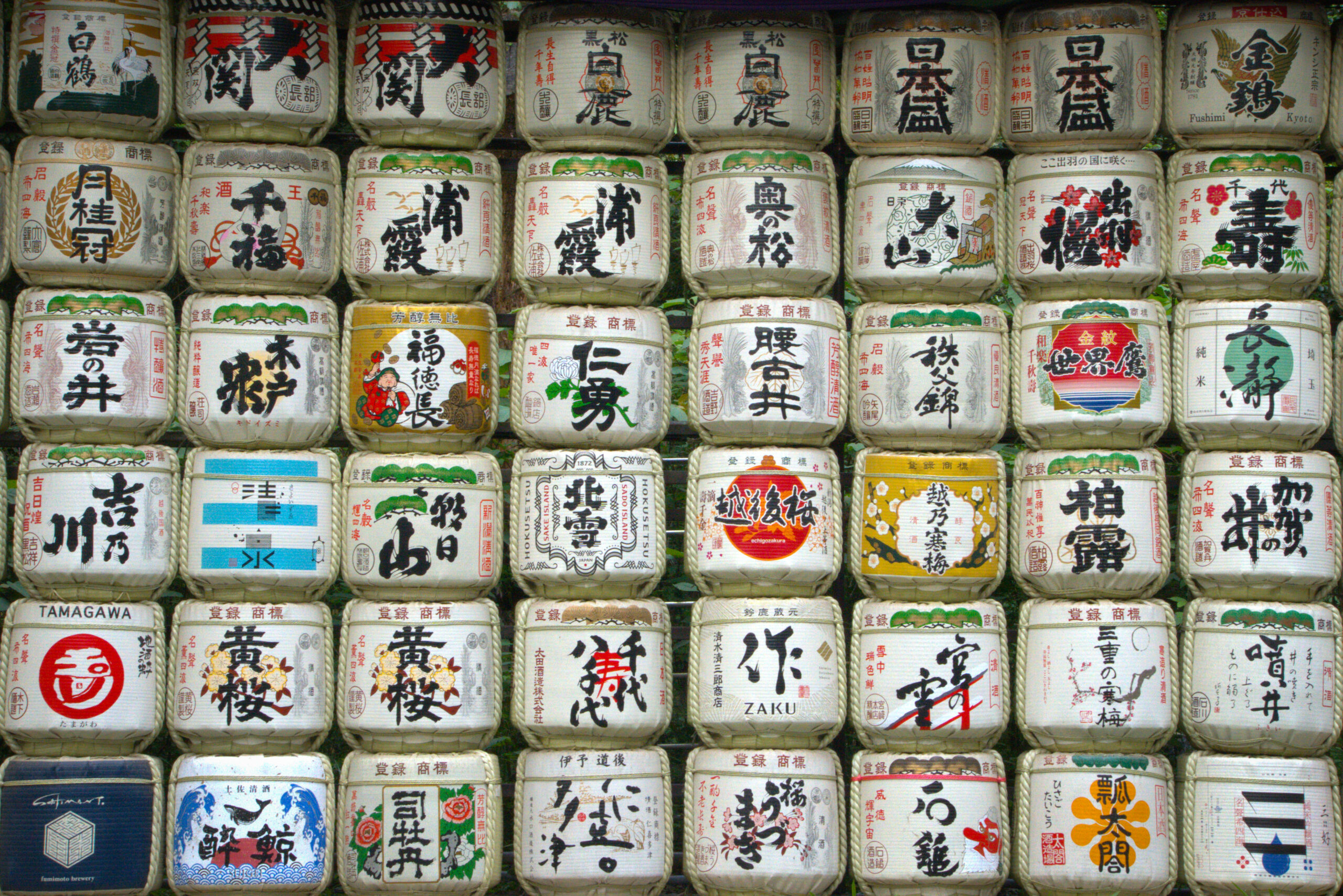 Barriles de sake en santuario de Meiji en harajuku
