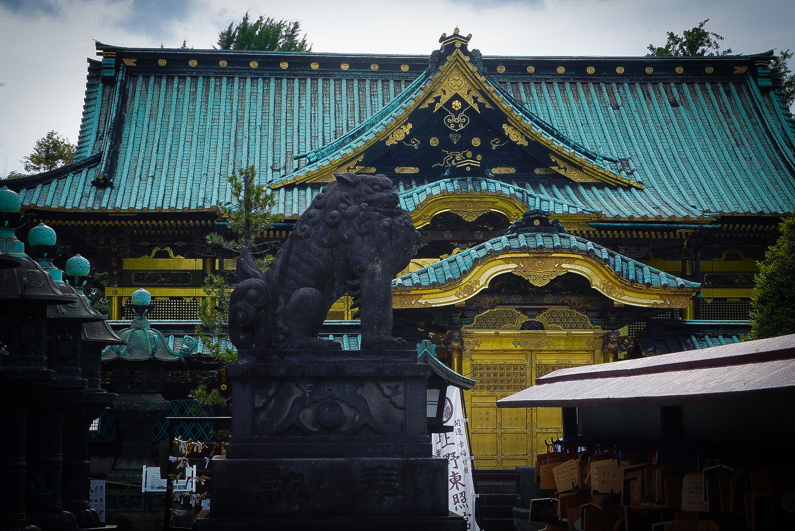 templo de oro toshogu con estatua de kami en ueno tokio
