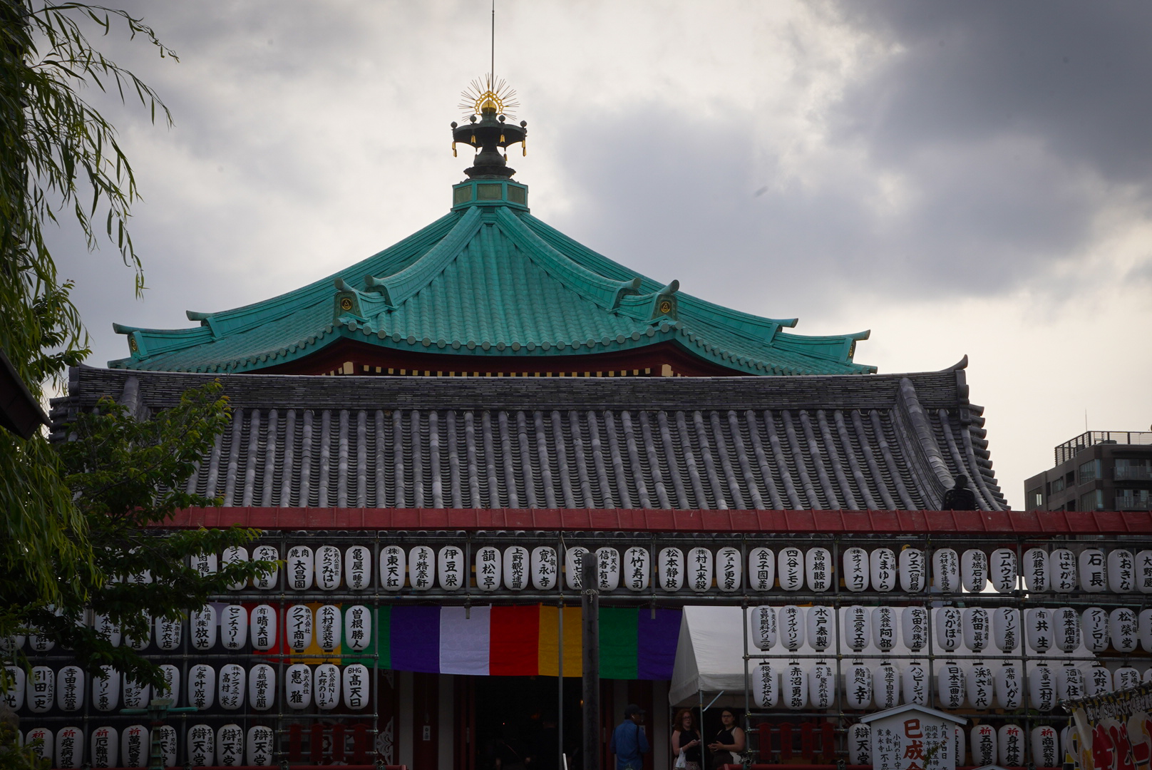 Templo de bentendo con lamparas tradicionales japonesas