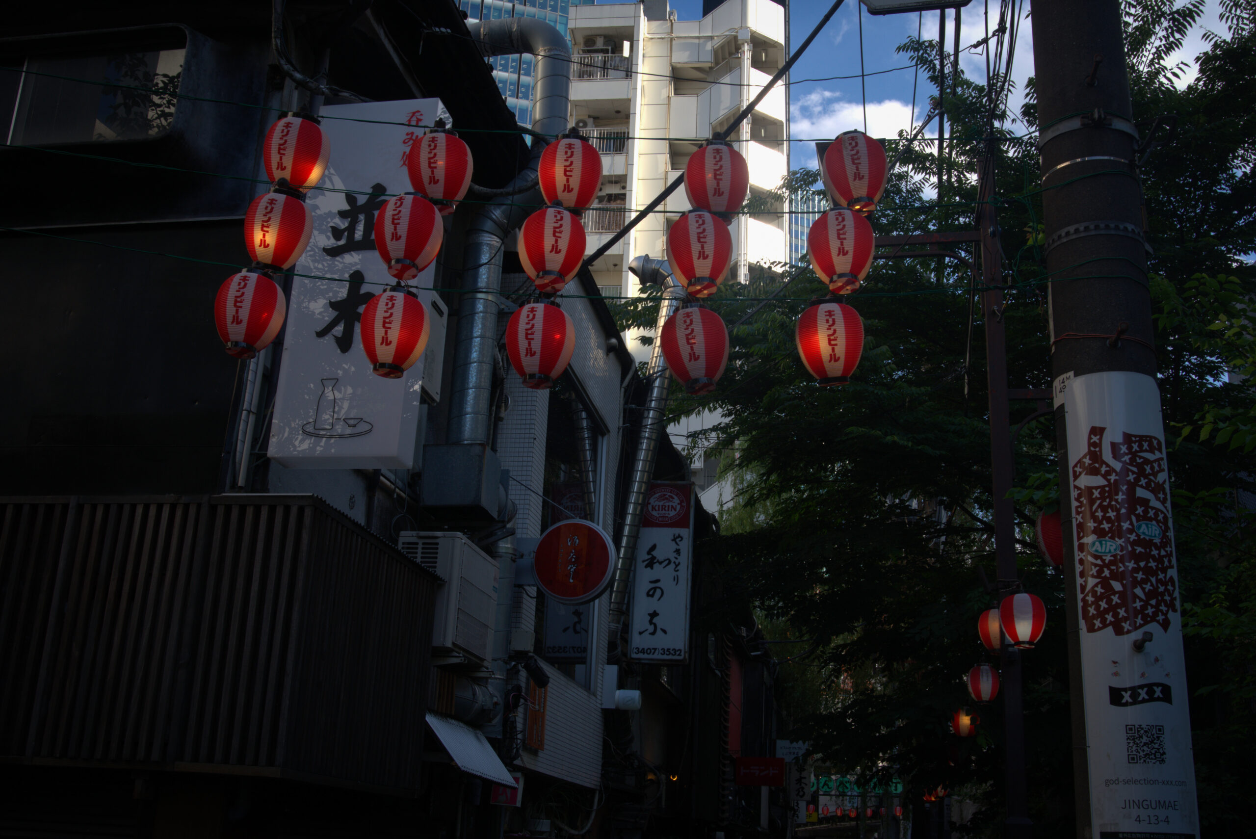Callejon en tokio con restaurantes y lamparas tradicionales
