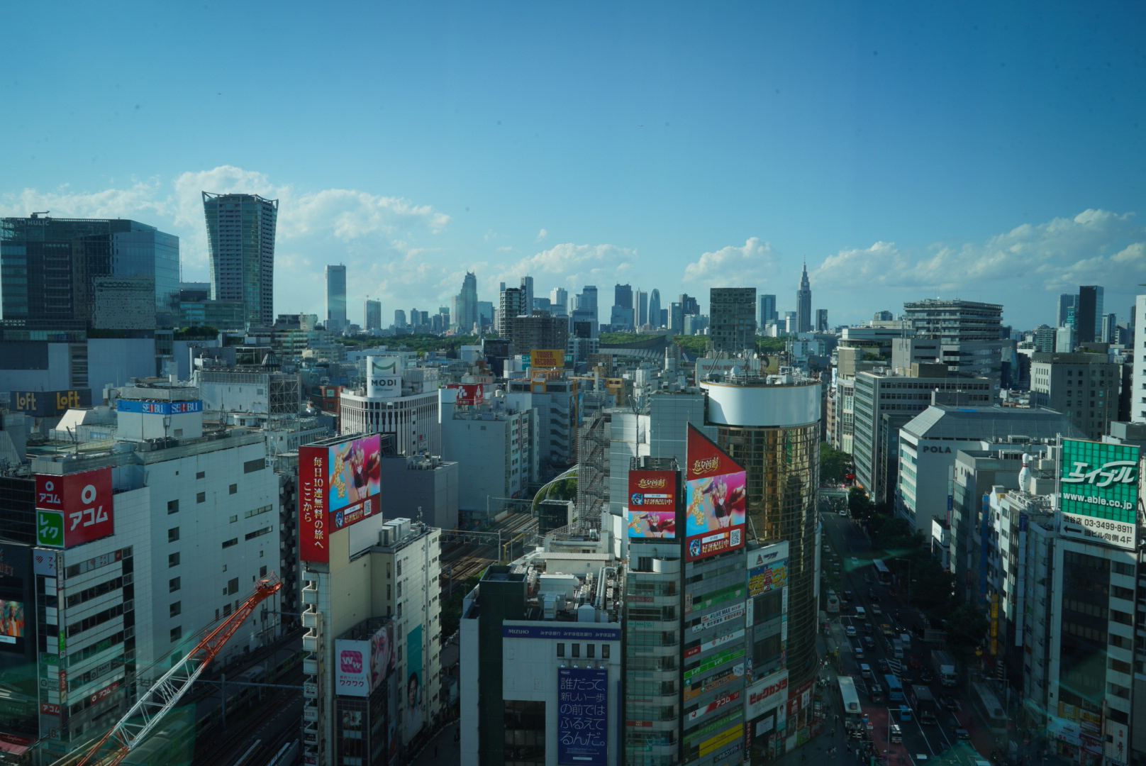 Vista panorámica de shibuya con muchos edificios modernos