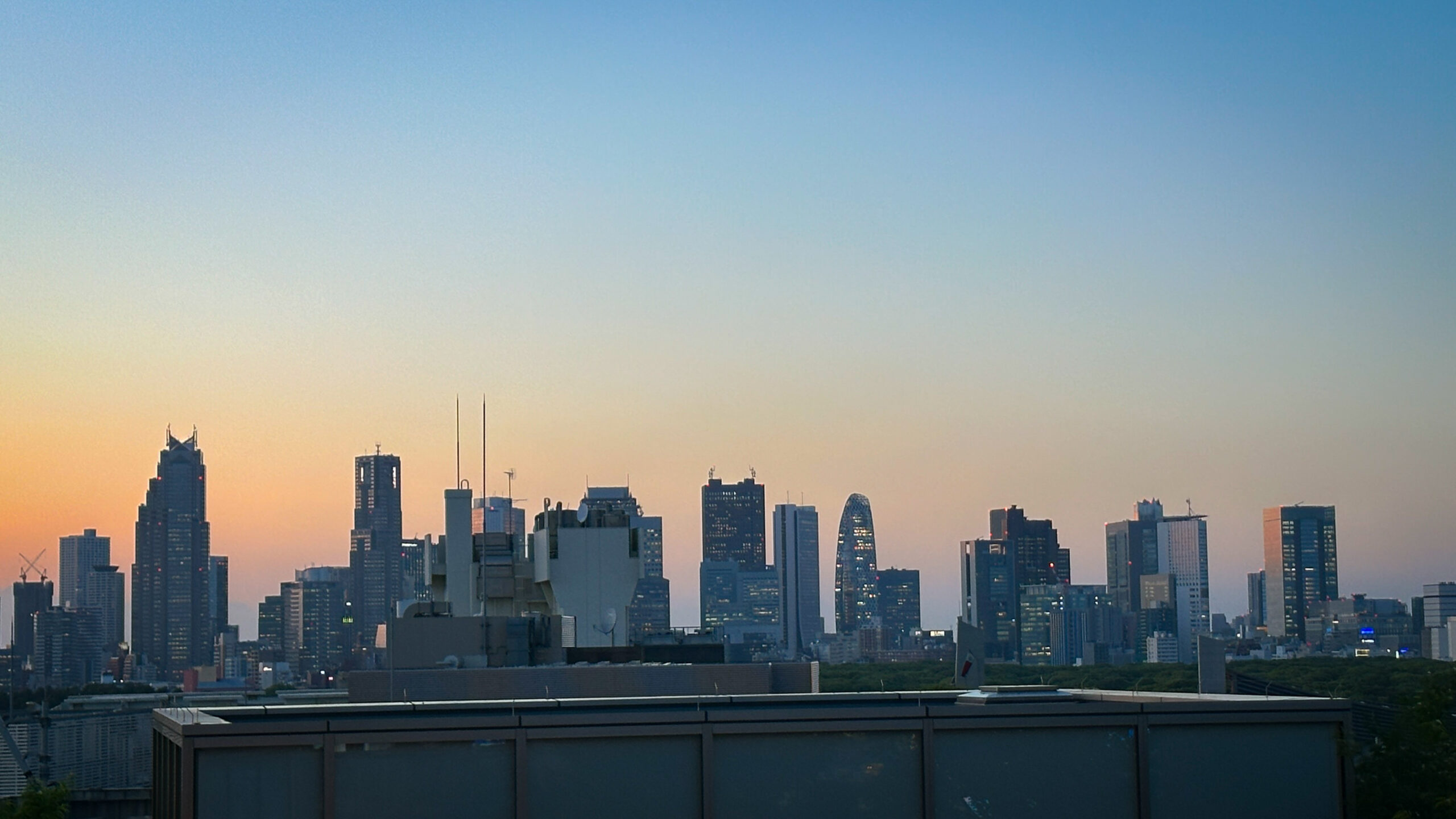 Vista panorámica de edificios en la ciudad de tokio al atardecer
