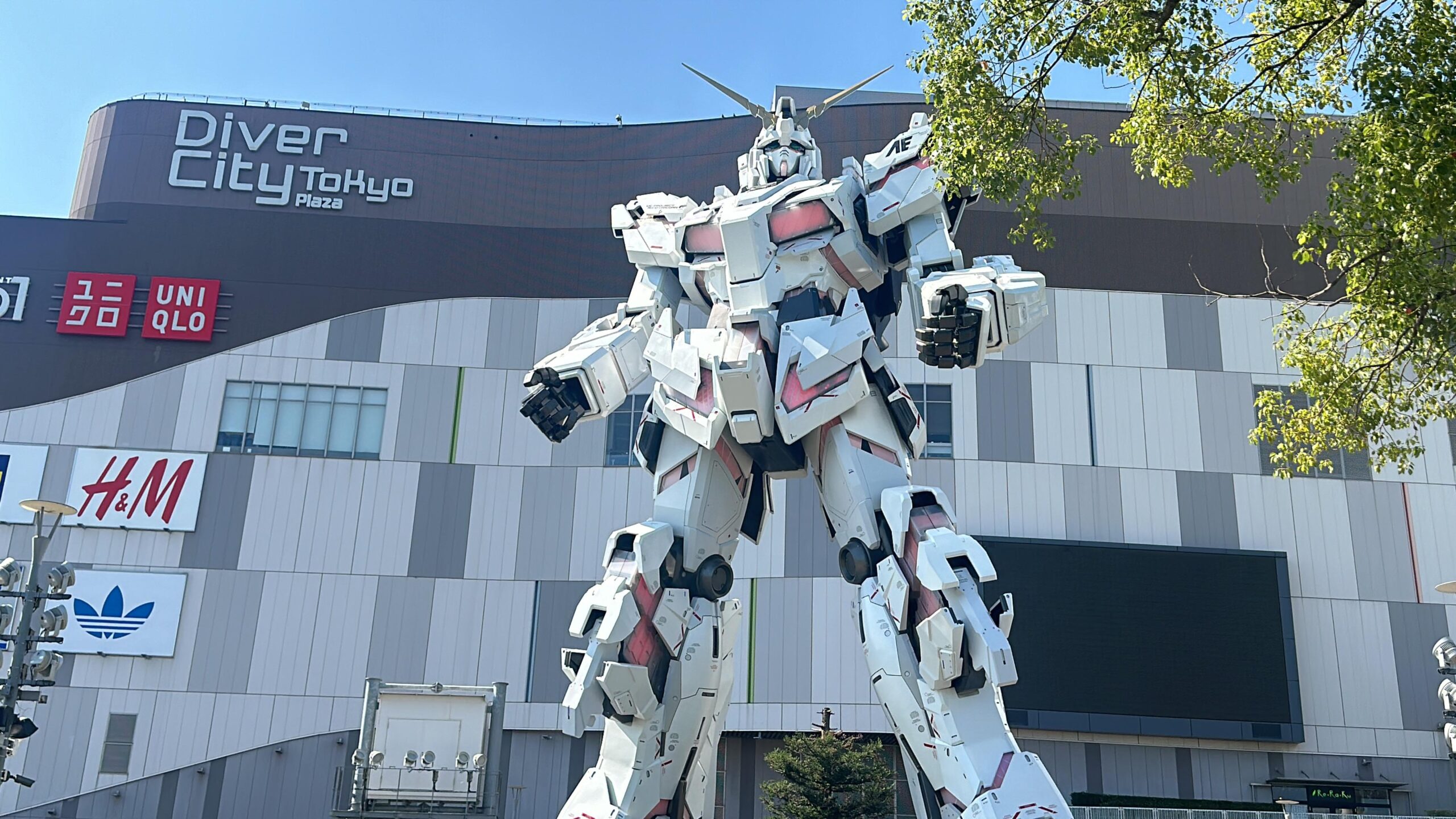 Robot gundam con mall diversity Tokyo de fondo