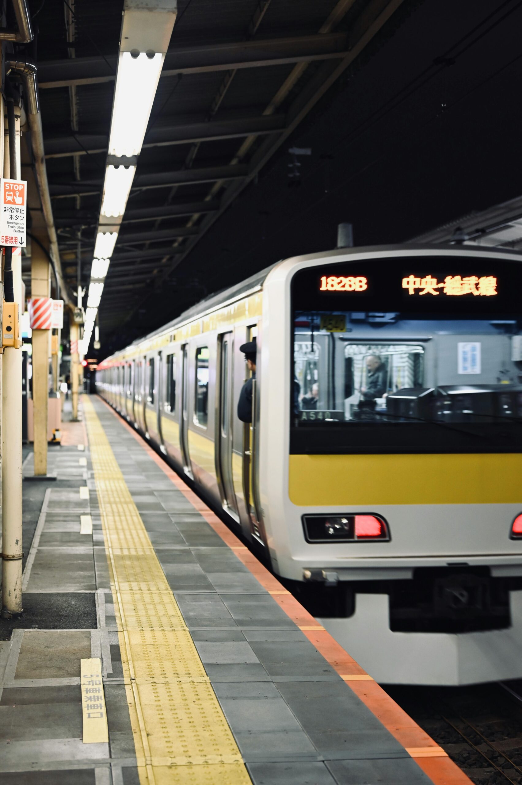 metro en japon llegando a estacion de tokio