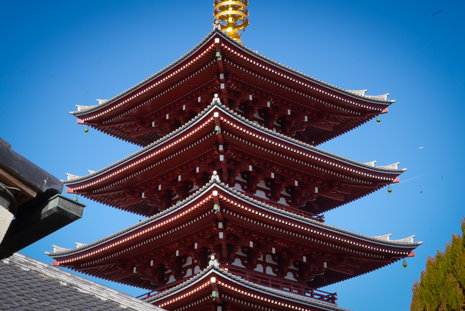 Pagoda tradicional de cinco niveles en el templo Senso-ji, recorrido histórico por Asakusa