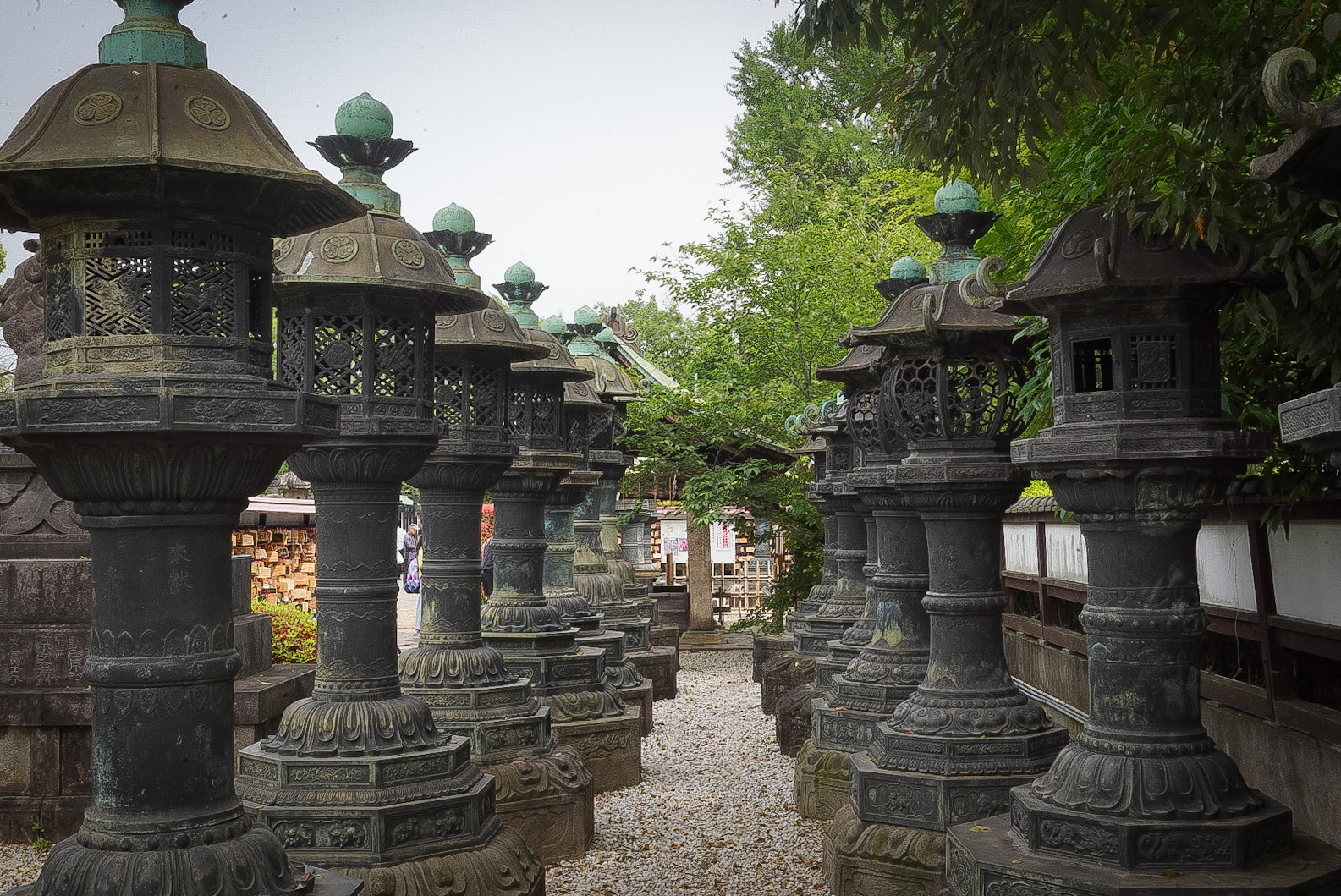 Lamparas tradicionales japonesas en templos antiguos de Tokio - FTR Tours.