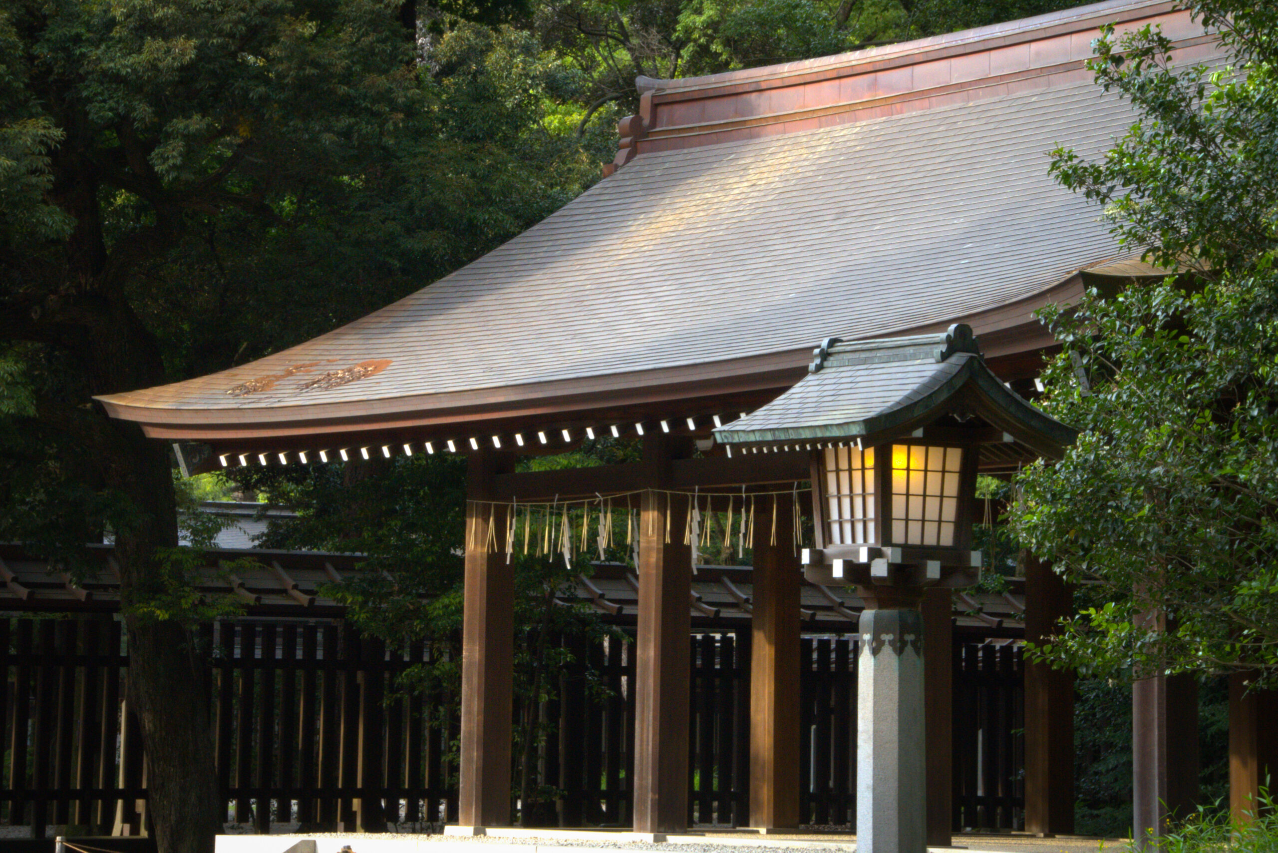 Arquitectura tradicional japonesa y faroles antiguos en rincón histórico de Tokio