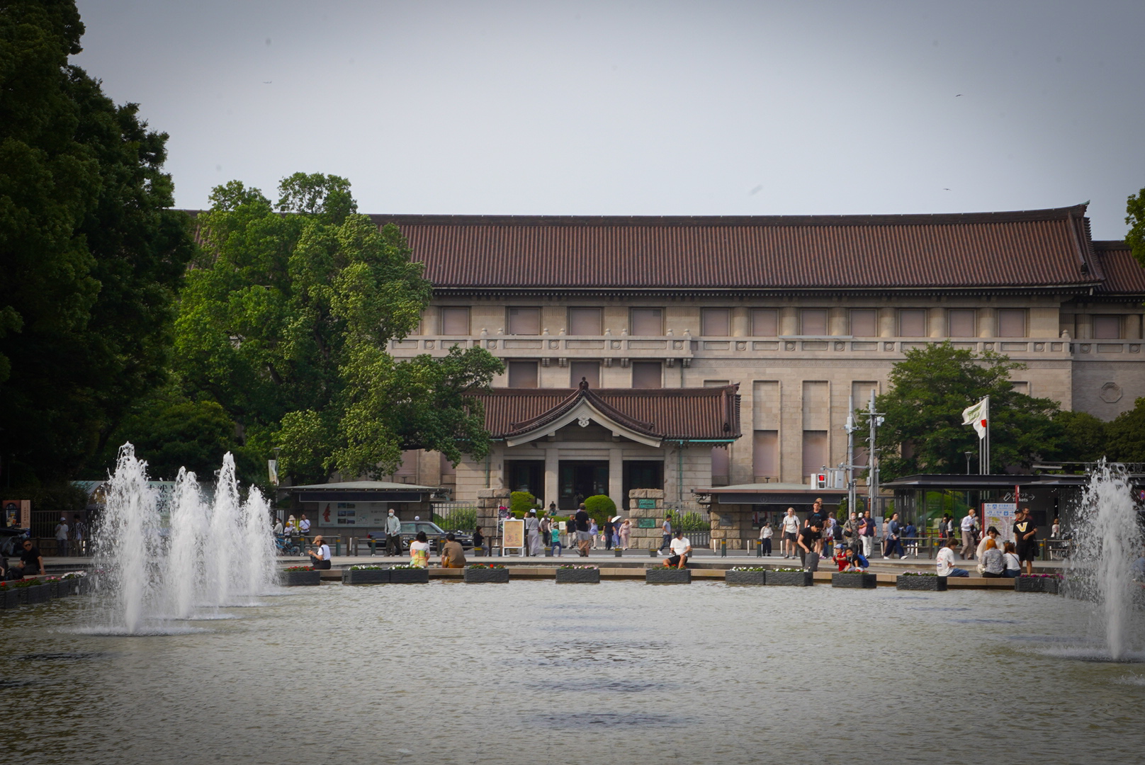 Museo Nacional de Tokio en el Parque Ueno con fuente de agua frontal