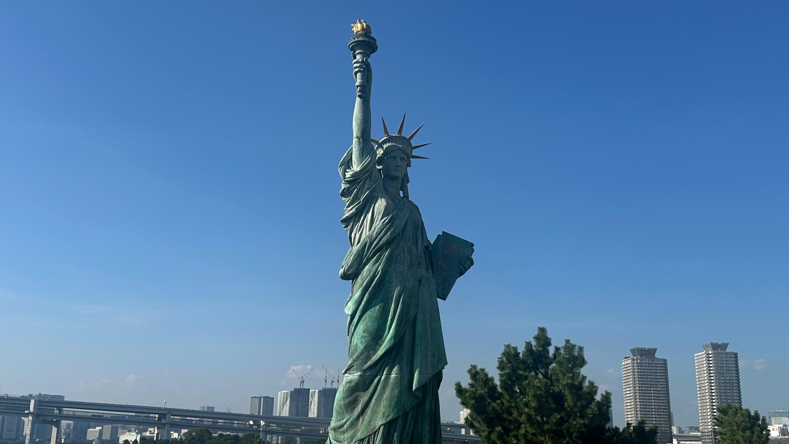 Estatua de la Libertad en Odaiba, rodeada de arquitectura futurista y vistas panorámicas del Tokio moderno