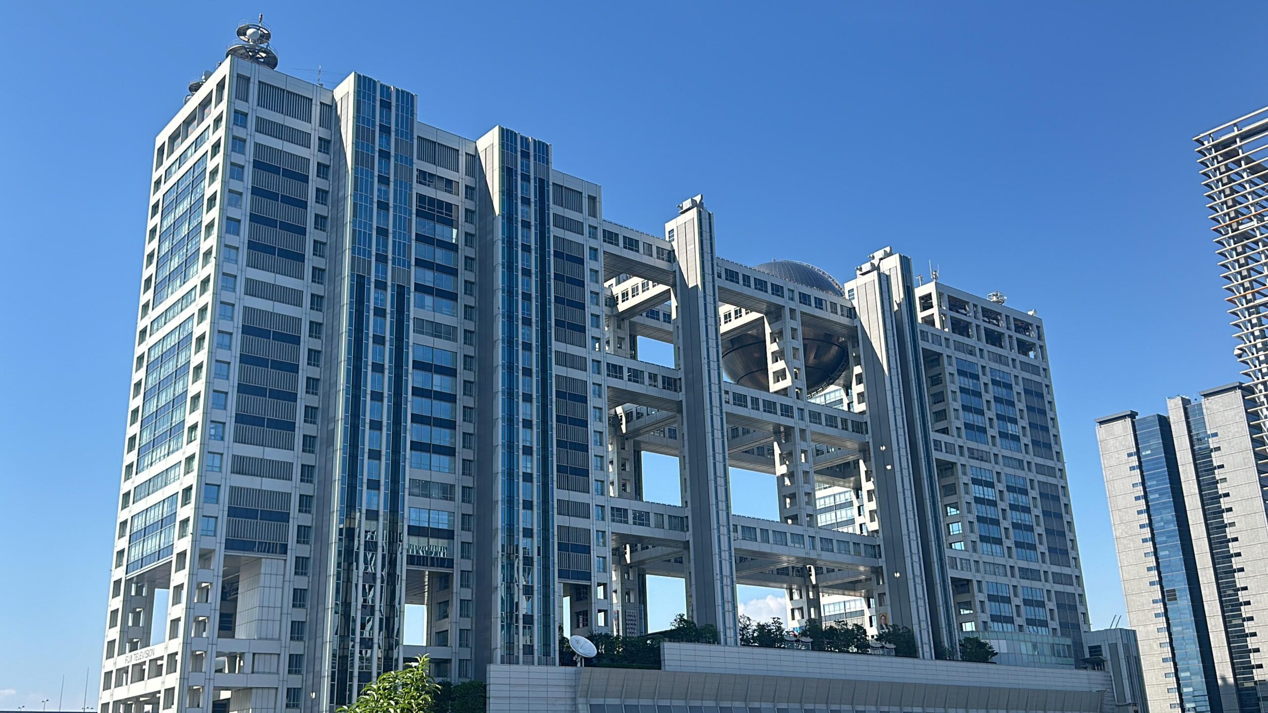 Arquitectura futurista del edificio Fuji Television diseñado por Kenzo Tange en Odaiba