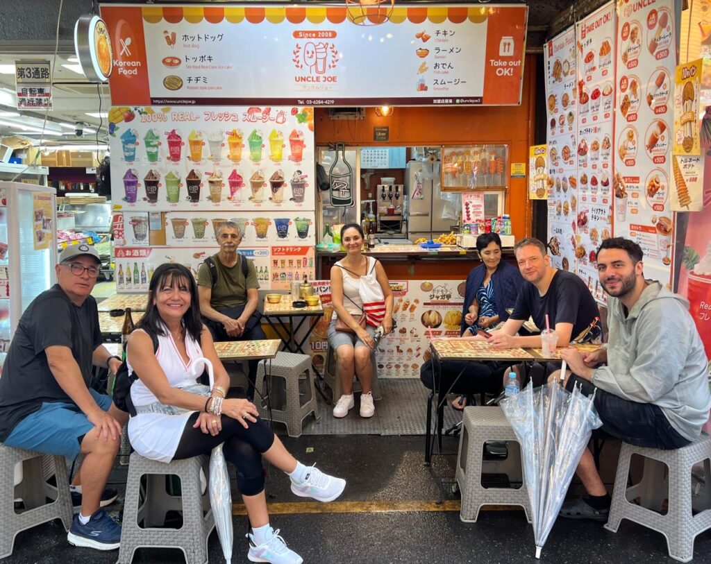 Francisco de FTR Tours almorzando con un grupo de viajeros durante un tour gastronómico por Tokio.