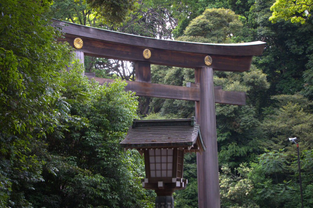 puerta torii en meiji jingu tokio japon