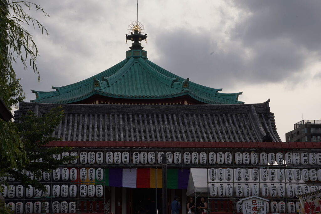 templo santuario en japon en parque de ueno en tokyo